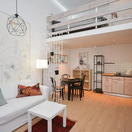 아파트 Stylish In Downtown For 2-4 People *